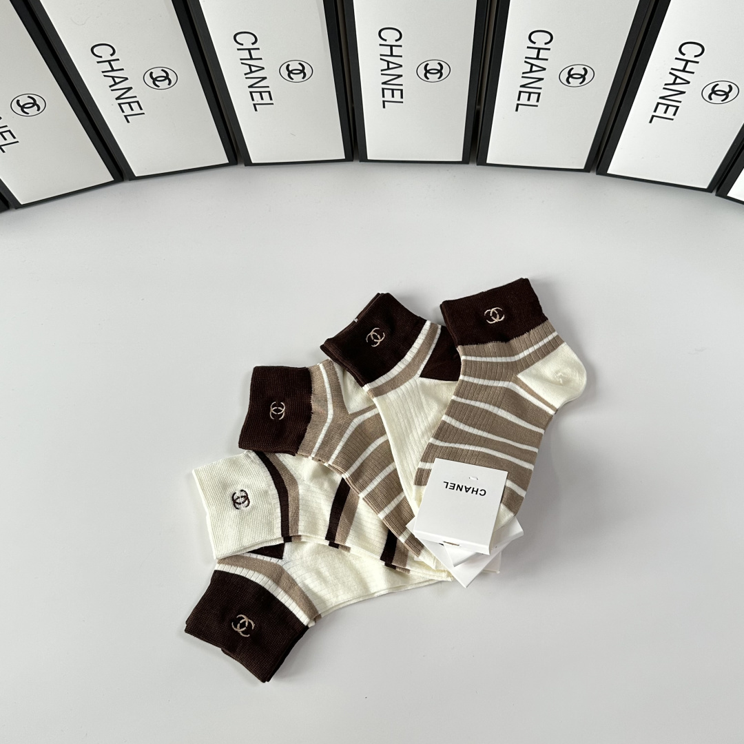 💛配专柜包装Chanel（香奈儿）新款中短款堆堆袜袜子！一盒五双，专柜同步筒袜袜子，💛大牌出街，潮人必备