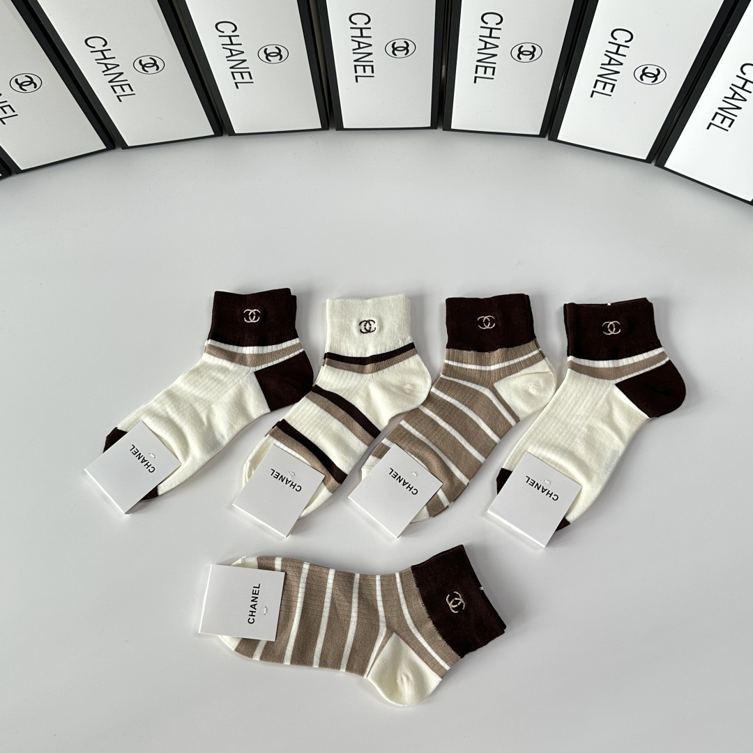 💛配专柜包装Chanel（香奈儿）新款中短款堆堆袜袜子！一盒五双，专柜同步筒袜袜子，💛大牌出街，潮人必备