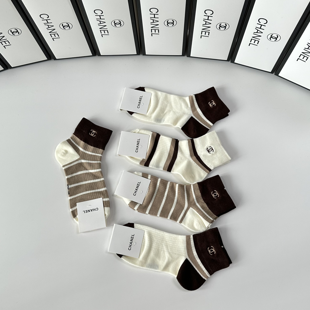 💛配专柜包装Chanel（香奈儿）新款中短款堆堆袜袜子！一盒五双，专柜同步筒袜袜子，💛大牌出街，潮人必备