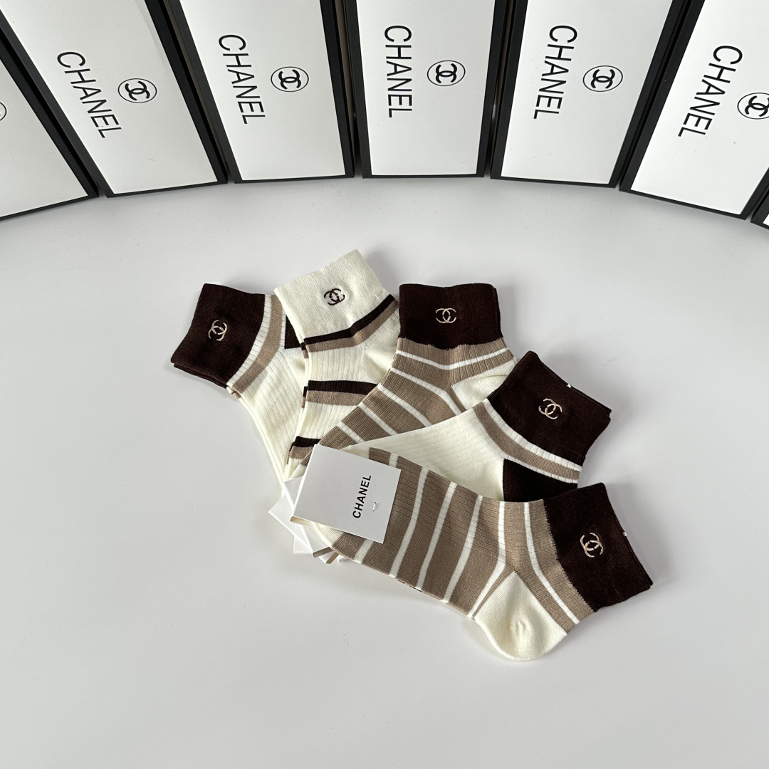 💛配专柜包装Chanel（香奈儿）新款中短款堆堆袜袜子！一盒五双，专柜同步筒袜袜子，💛大牌出街，潮人必备