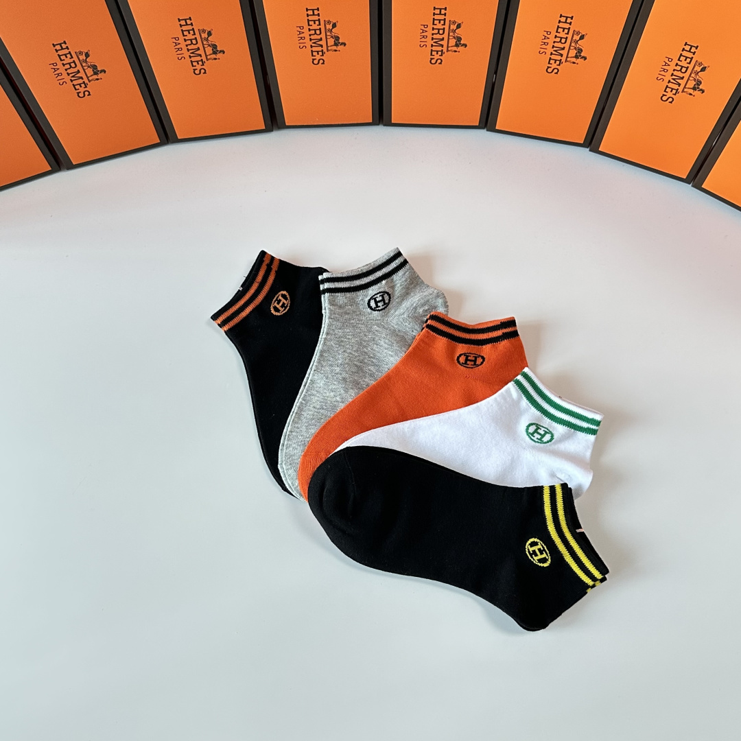 💛配专柜包装Hermes （爱马仕）新款中短款堆堆袜袜子！一盒五双，专柜同步筒袜袜子，💛大牌出街，潮人必
