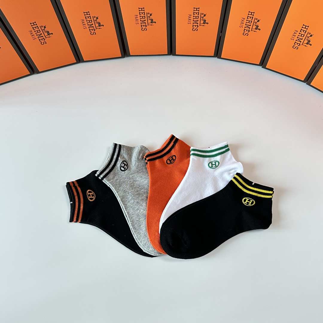 💛配专柜包装Hermes （爱马仕）新款中短款堆堆袜袜子！一盒五双，专柜同步筒袜袜子，💛大牌出街，潮人必