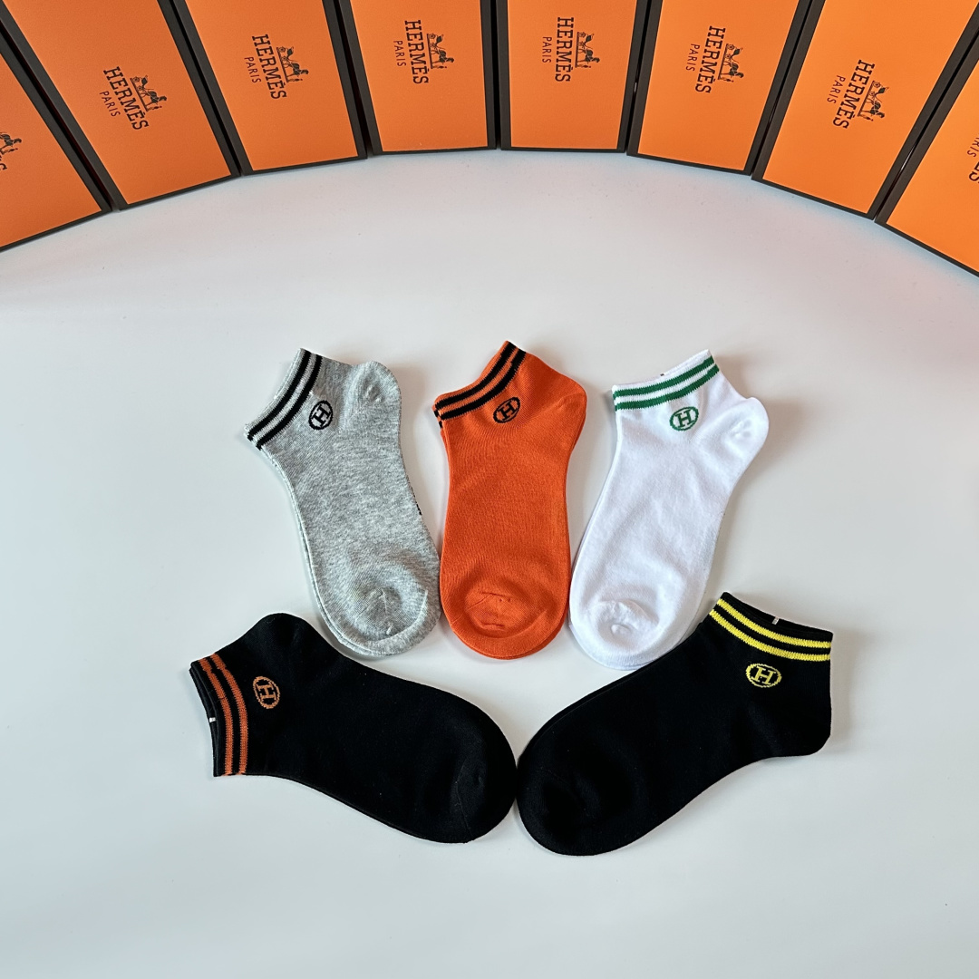 💛配专柜包装Hermes （爱马仕）新款中短款堆堆袜袜子！一盒五双，专柜同步筒袜袜子，💛大牌出街，潮人必