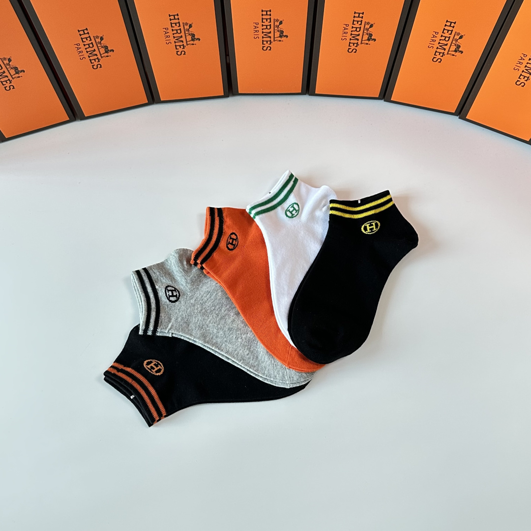 💛配专柜包装Hermes （爱马仕）新款中短款堆堆袜袜子！一盒五双，专柜同步筒袜袜子，💛大牌出街，潮人必