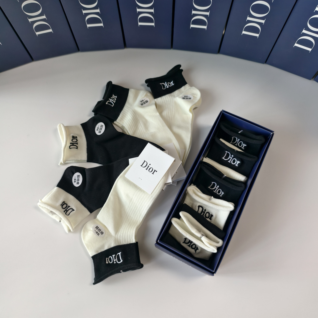 💛配专柜包装DIOR (迪奥) 新款刺绣中短筒袜堆堆袜袜子！一盒五双，专柜同步筒袜袜子，💛大牌出街，潮人