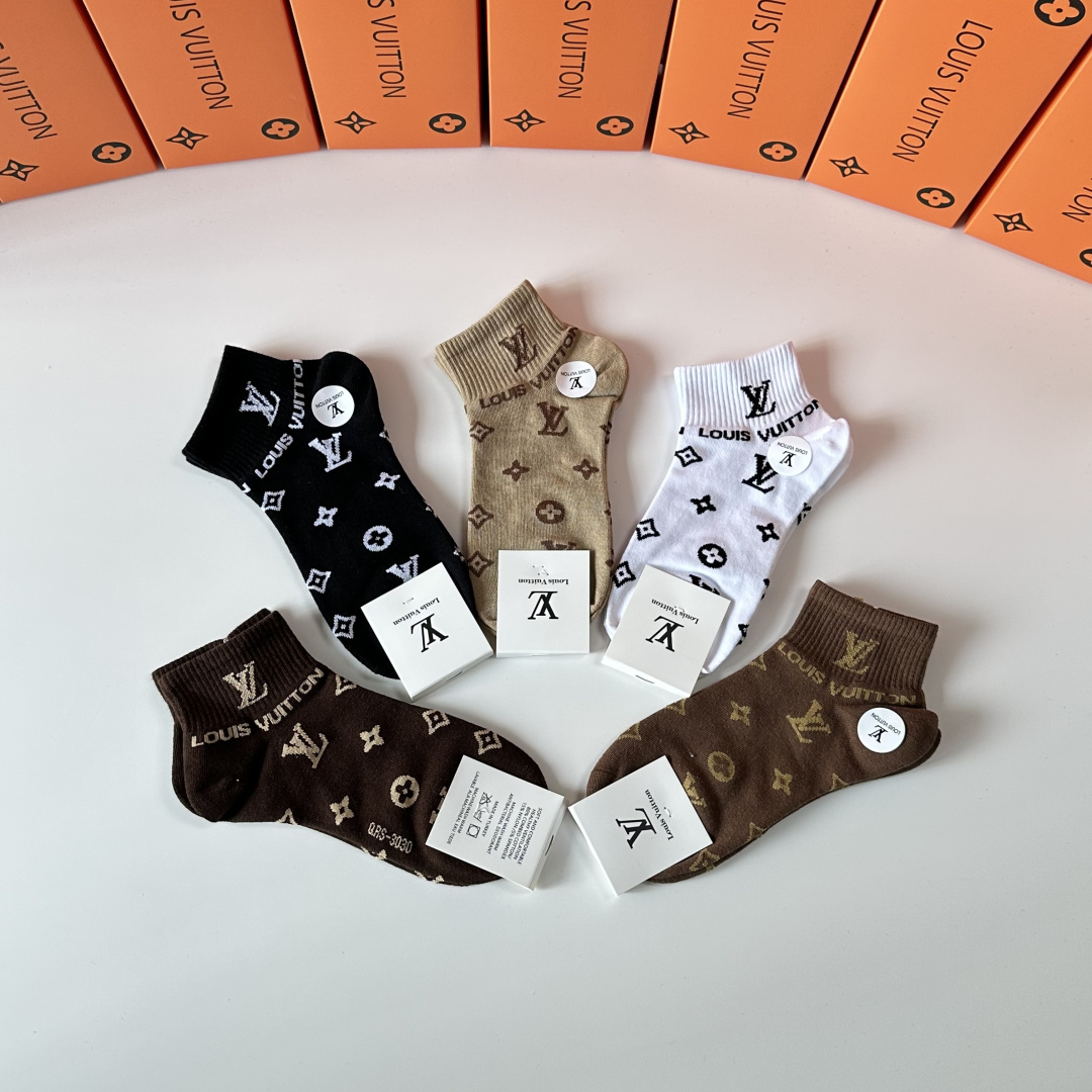 💛配专柜包装LV（路易威登）新款中短筒袜堆堆袜袜子！一盒五双，专柜同步筒袜袜子，💛大牌出街，潮人必备🔥超