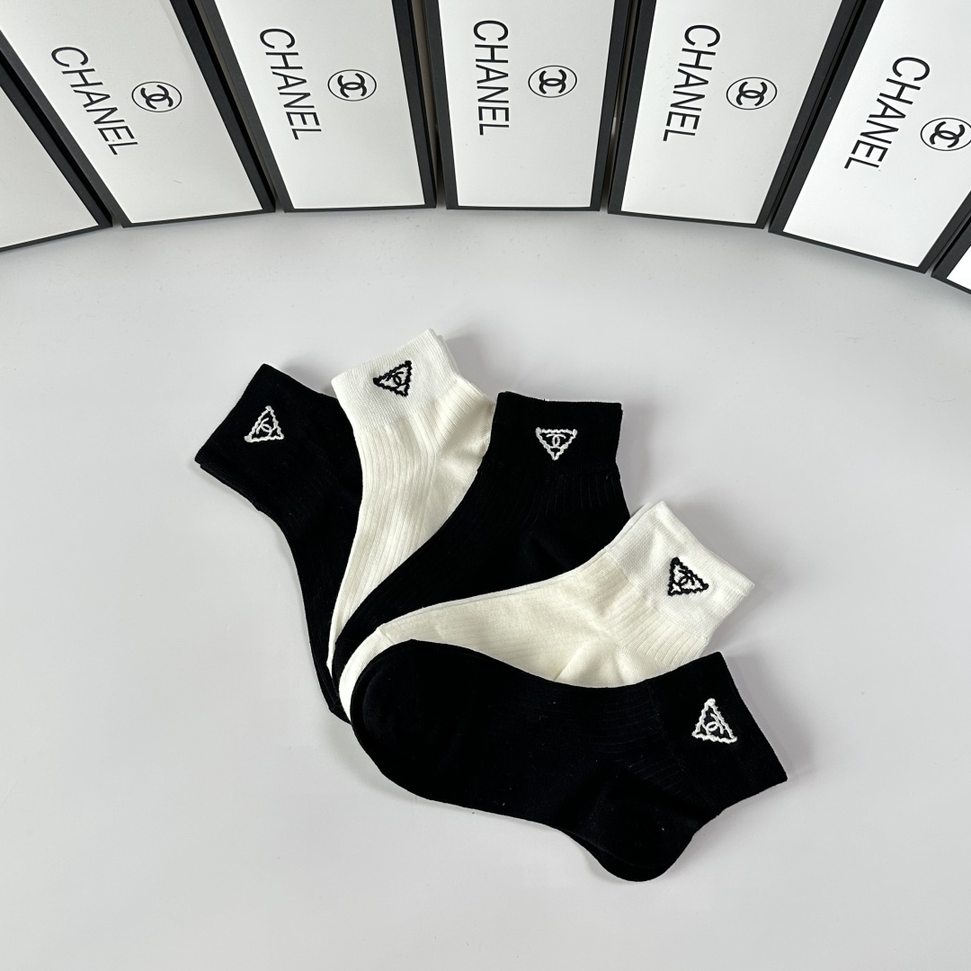 💛配专柜包装Chanel（香奈儿）新款中短款堆堆袜袜子！一盒五双，专柜同步筒袜袜子，💛大牌出街，潮人必备