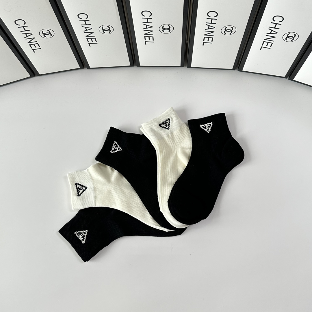 💛配专柜包装Chanel（香奈儿）新款中短款堆堆袜袜子！一盒五双，专柜同步筒袜袜子，💛大牌出街，潮人必备