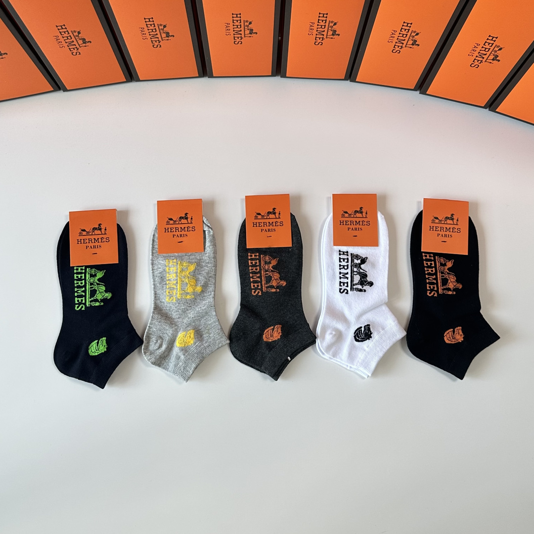 💛配专柜包装Hermes （爱马仕）新款中短款堆堆袜袜子！一盒五双，专柜同步筒袜袜子，💛大牌出街，潮人必