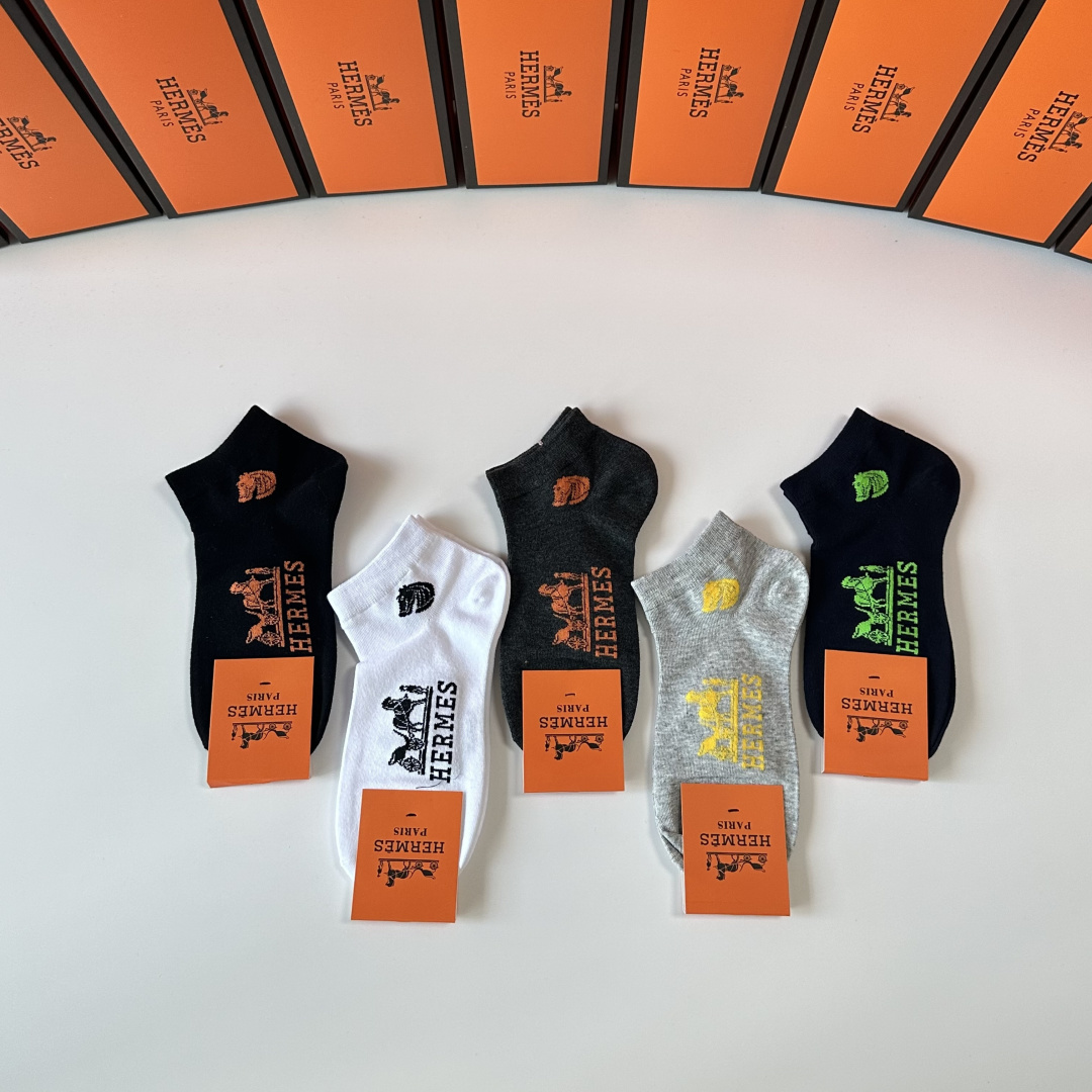 💛配专柜包装Hermes （爱马仕）新款中短款堆堆袜袜子！一盒五双，专柜同步筒袜袜子，💛大牌出街，潮人必
