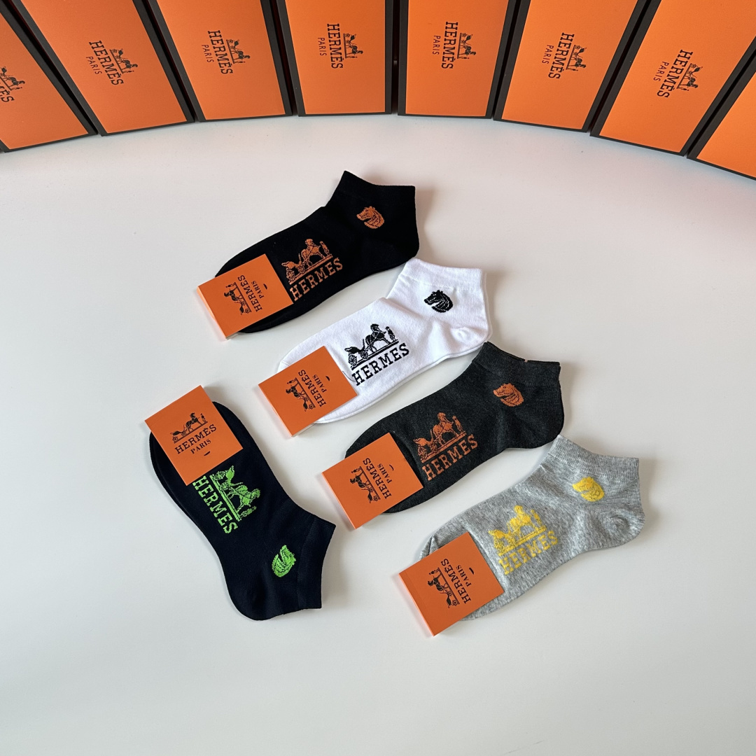 💛配专柜包装Hermes （爱马仕）新款中短款堆堆袜袜子！一盒五双，专柜同步筒袜袜子，💛大牌出街，潮人必