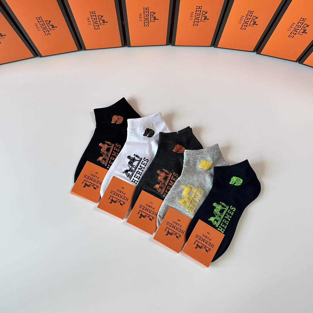 💛配专柜包装Hermes （爱马仕）新款中短款堆堆袜袜子！一盒五双，专柜同步筒袜袜子，💛大牌出街，潮人必