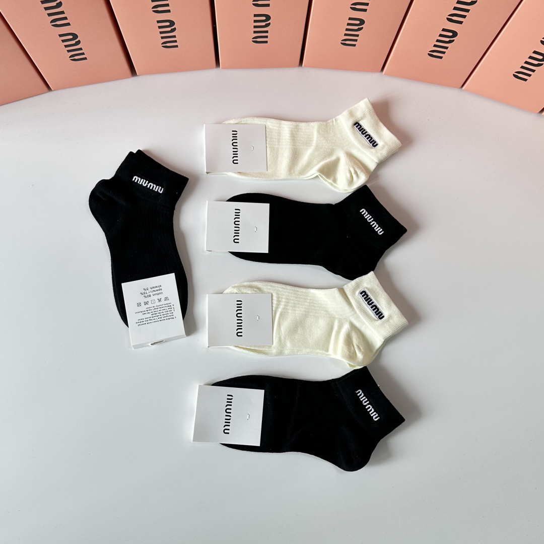 💛配专柜包装MiuMiu（缪缪）新款刺绣中短筒袜堆堆袜袜子！一盒五双，专柜同步筒袜袜子，💛大牌出街，潮人