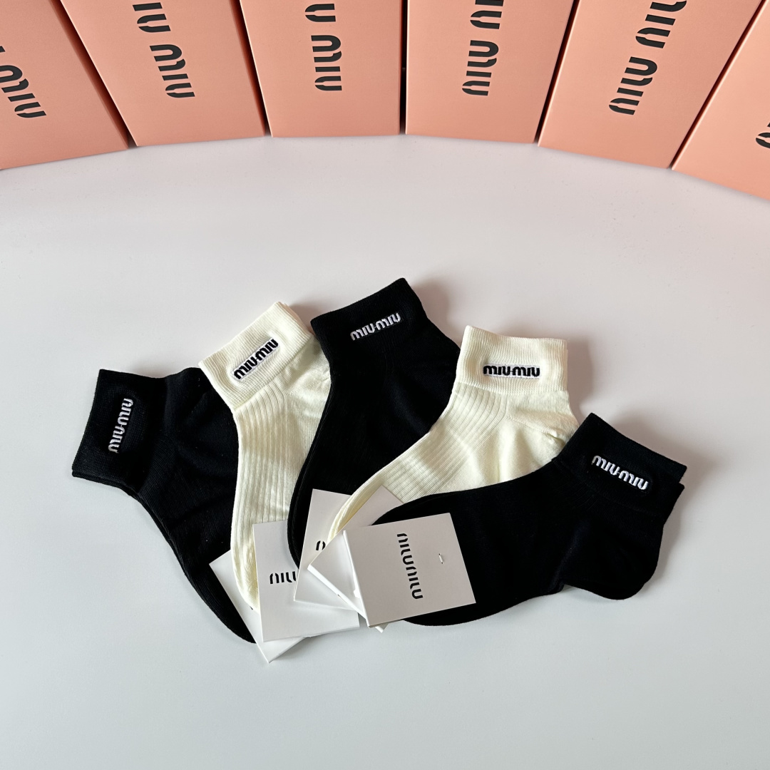 💛配专柜包装MiuMiu（缪缪）新款刺绣中短筒袜堆堆袜袜子！一盒五双，专柜同步筒袜袜子，💛大牌出街，潮人