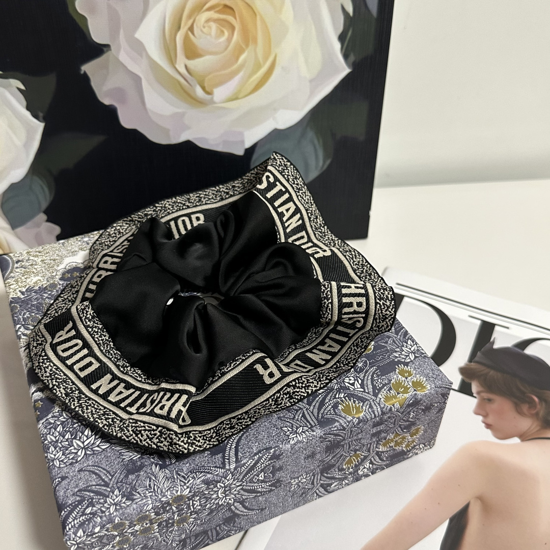 （单个）配全套包装DIOR（迪奥）爆款发圈，专柜款出货一看就特别高档 超级百搭 必须自留