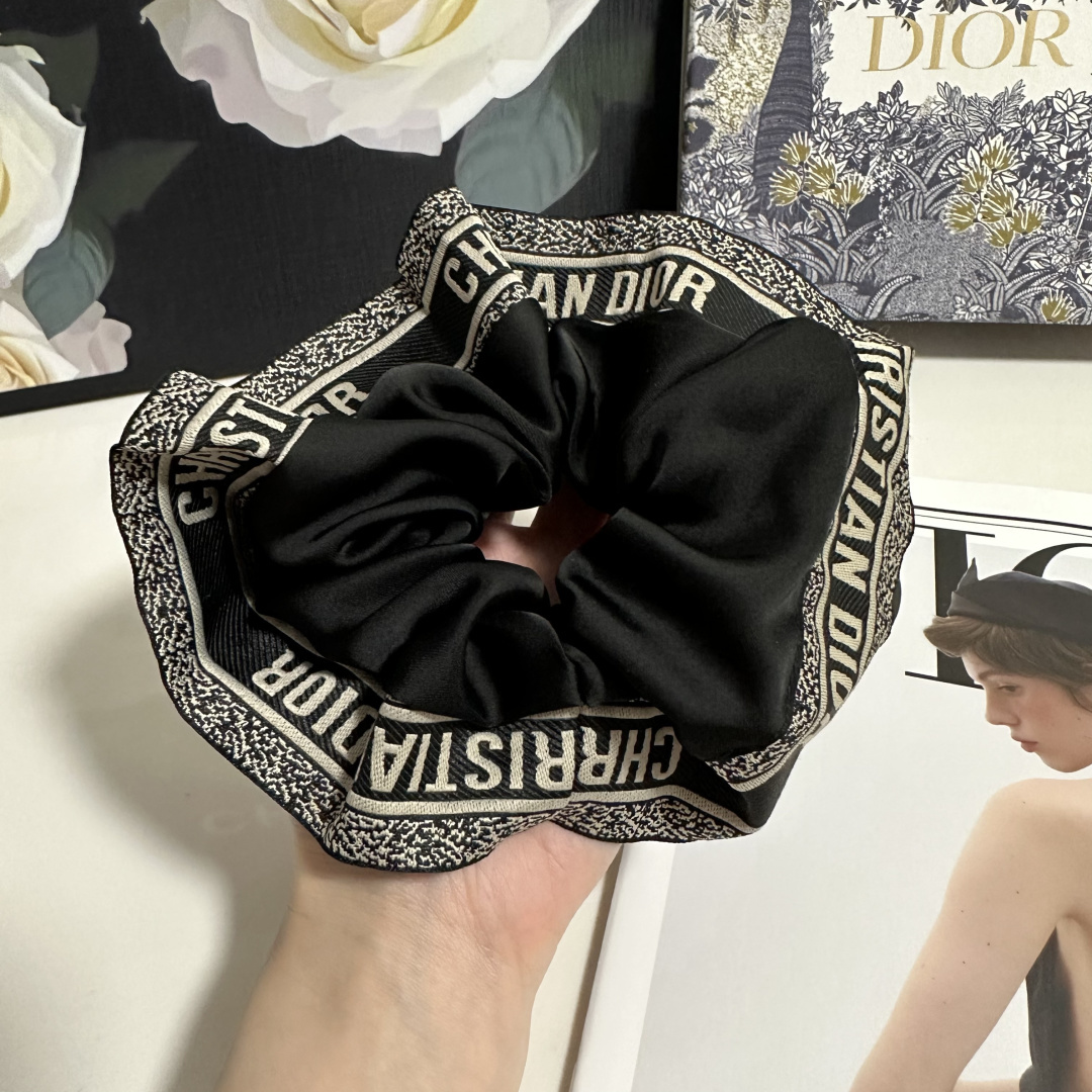 （单个）配全套包装DIOR（迪奥）爆款发圈，专柜款出货一看就特别高档 超级百搭 必须自留