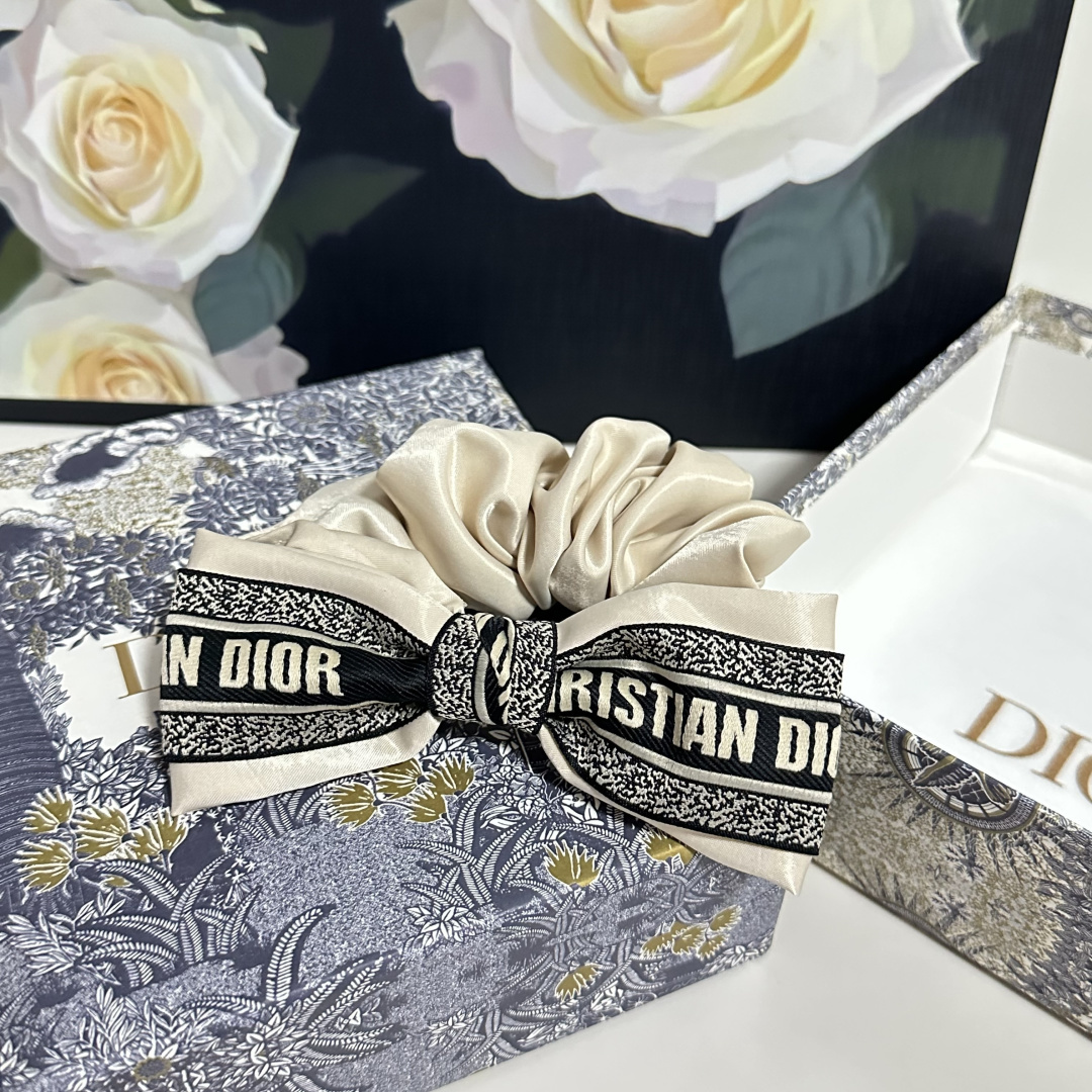 配专柜包装DIOR（迪奥）最新真丝轻奢发圈小仙女快入手特殊材质 不嘞头可盐可甜～