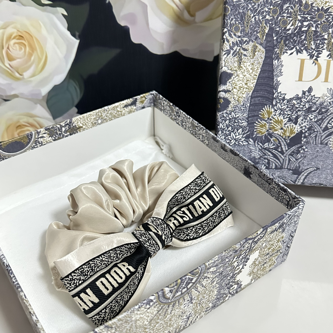 配专柜包装DIOR（迪奥）最新真丝轻奢发圈小仙女快入手特殊材质 不嘞头可盐可甜～