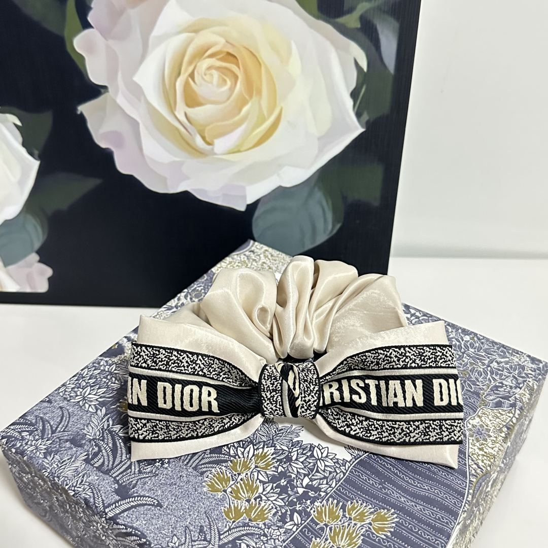 配专柜包装DIOR（迪奥）最新真丝轻奢发圈小仙女快入手特殊材质 不嘞头可盐可甜～