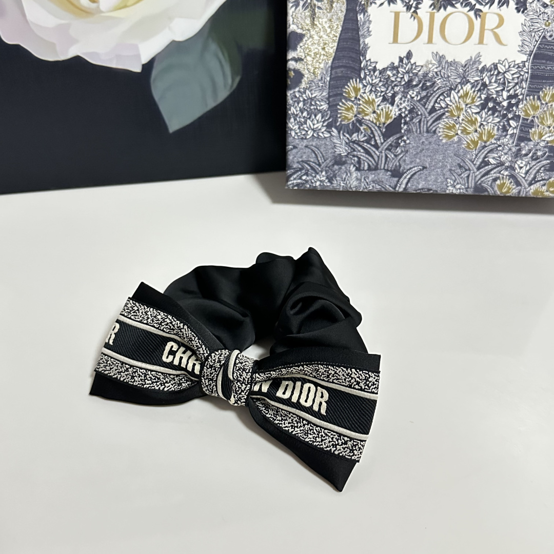 配专柜包装DIOR（迪奥）最新真丝轻奢发圈小仙女快入手特殊材质 不嘞头可盐可甜～
