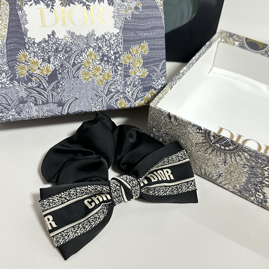 配专柜包装DIOR（迪奥）最新真丝轻奢发圈小仙女快入手特殊材质 不嘞头可盐可甜～