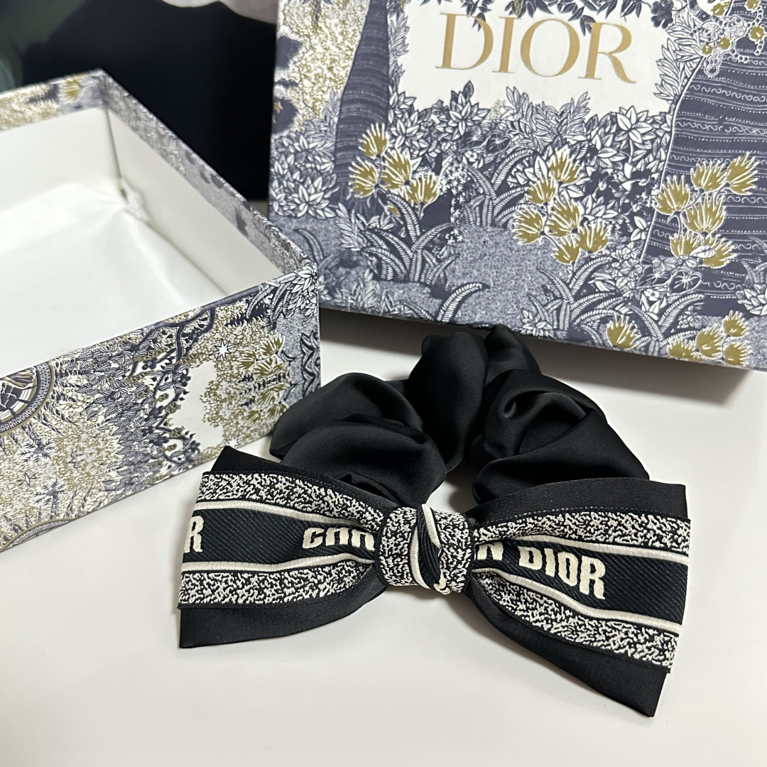 配专柜包装DIOR（迪奥）最新真丝轻奢发圈小仙女快入手特殊材质 不嘞头可盐可甜～