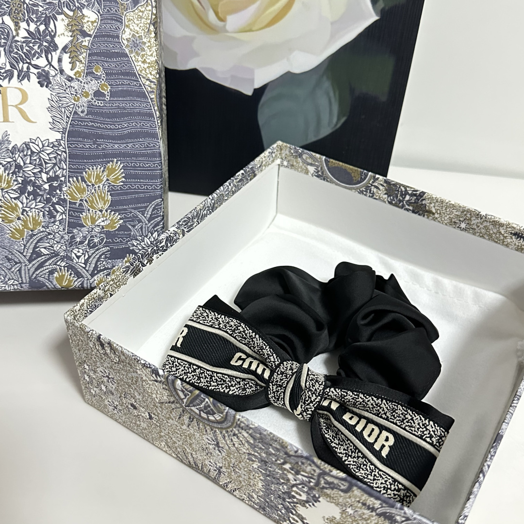 配专柜包装DIOR（迪奥）最新真丝轻奢发圈小仙女快入手特殊材质 不嘞头可盐可甜～