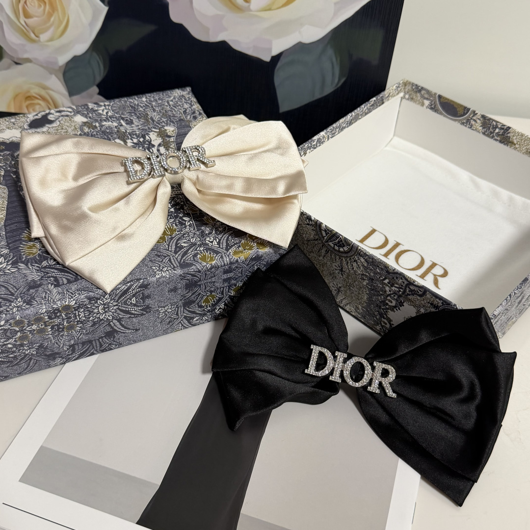 配专柜包装DIOR（迪奥）最新蝴蝶结中古五金水钻发夹#信我！人手必备的单品 这件必须买洋气神仙颜值💕💫小