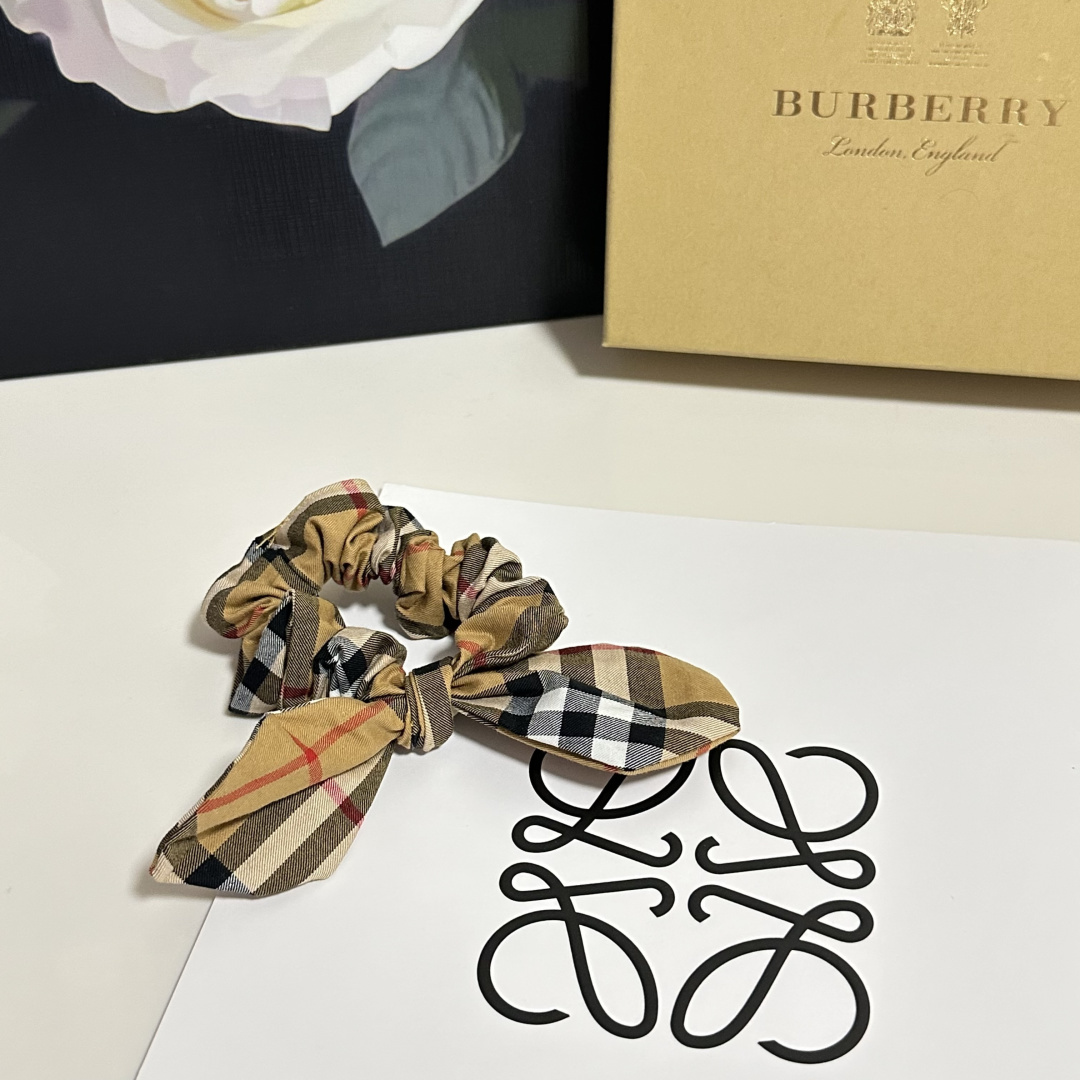 配专柜包装Burberry （巴宝莉）最新真丝轻奢发圈小仙女快入手特殊材质 不嘞头可盐可甜～