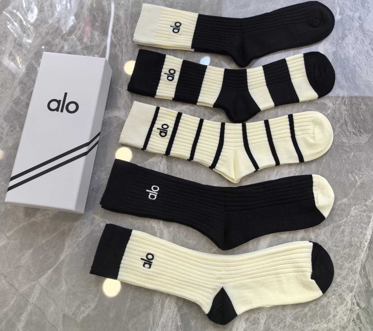 NO:766366,Special packaging ALO's new double-needle embroidered mid-length socks!  Five pairs in a box, synchronized tube socks at the counter, big brands going out on the street, must-have socks for fashionistas, stockings, socks, socks19860909特 配包装 ALO 新款双针刺绣中长筒款堆堆袜袜子！一盒五双, 专柜同步筒款袜子,大牌出街,潮人必备超好搭袜子,丝袜,袜子,socks,accessory