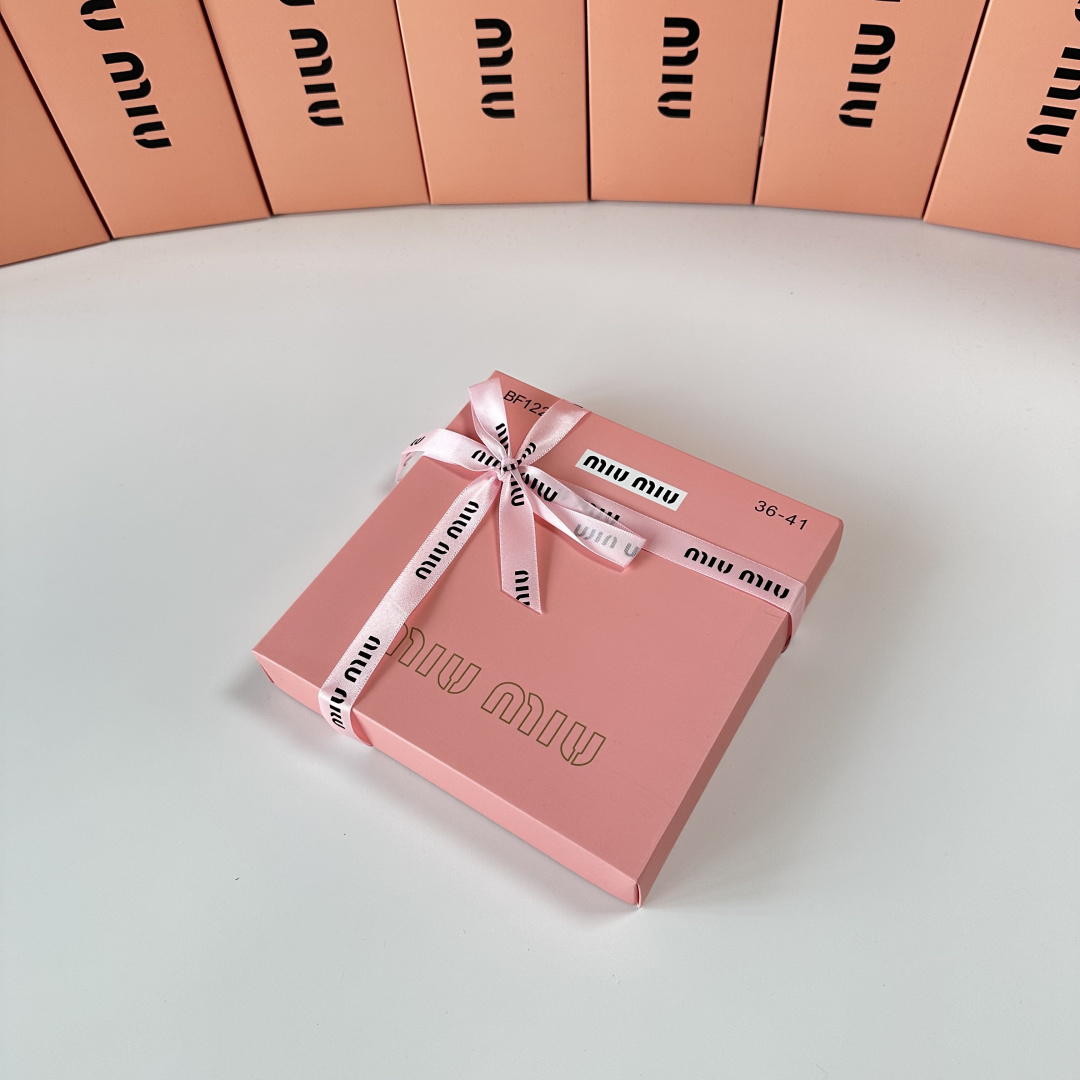 NO:766422,Special counter packaging MiuMiu's new gift box mid-length socks!  Four pairs in a box, synchronized tube socks at the counter, big brands going out on the street, must-have socks for fashionistas, stockings, socks, miumiu, socks19860909特配专柜包装 MiuMiu（缪缪）新款礼盒装中长款堆堆袜袜子！一盒四双,专柜同步筒袜袜子,大牌出街,潮人必备超好搭袜子,丝袜,袜子,miumiu,socks,accessory