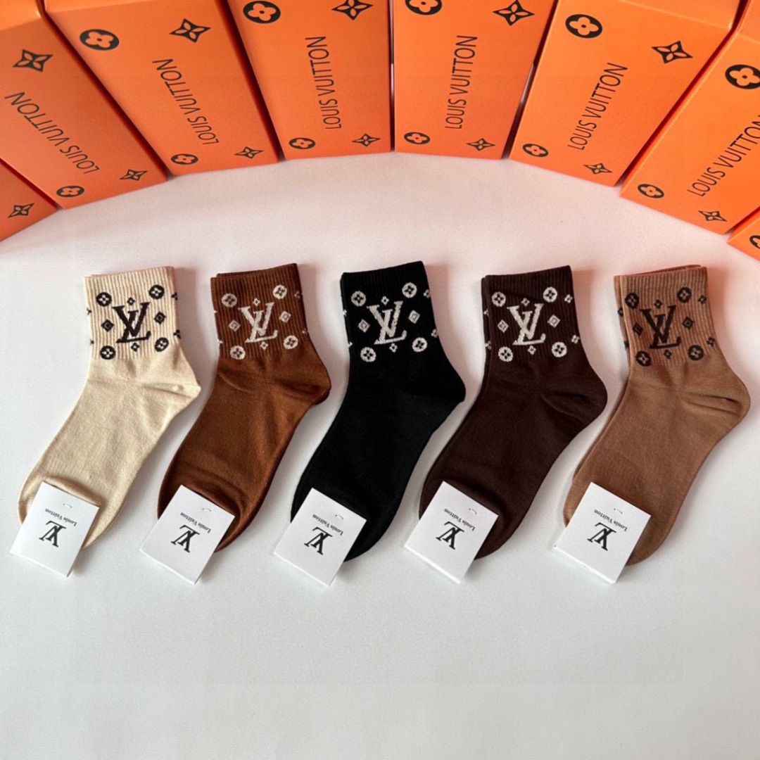NO:766528,Special counter packaging LV (Louis Vuitton) new mid-length socks!  Five pairs in a box, synchronized tube socks at the counter, big brands going out on the street, must-have socks for fashionistas, stockings, socks, louis vuitton, louis vuitton, socks19860909特配专柜包装 LV（路易威登）新款中长筒堆堆袜袜子！一盒五双,专柜同步筒袜袜子,大牌出街,潮人必备超好搭袜子,丝袜,袜子,louis vuitton,louis vuitton,socks,accessory