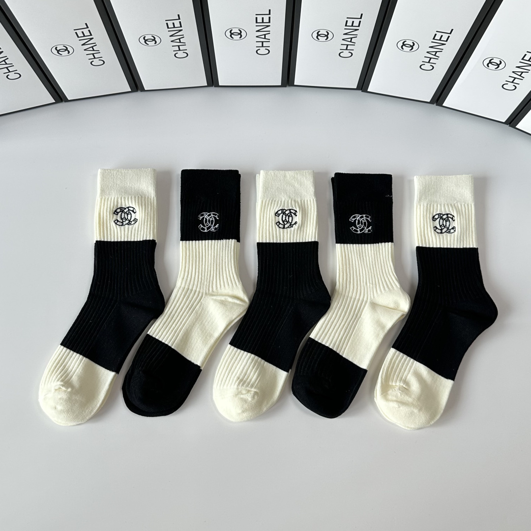 NO:766505,Specially equipped with counter packaging Chanel (Chanel) new embroidered mid-length pile socks!  Five pairs in a box, counter-synchronized tube socks, big brands out on the street, a must-have for fashionistas, super easy to match. Socks, stockings, socks, chanel, chanel, socks19860909特 配专柜包装 Chanel（香奈儿）新款刺绣中长款堆堆袜袜子！一盒五双,专柜同步筒袜袜子,大牌出街,潮人必备超好搭.袜子,丝袜,袜子,chanel,chanel,socks,accessory