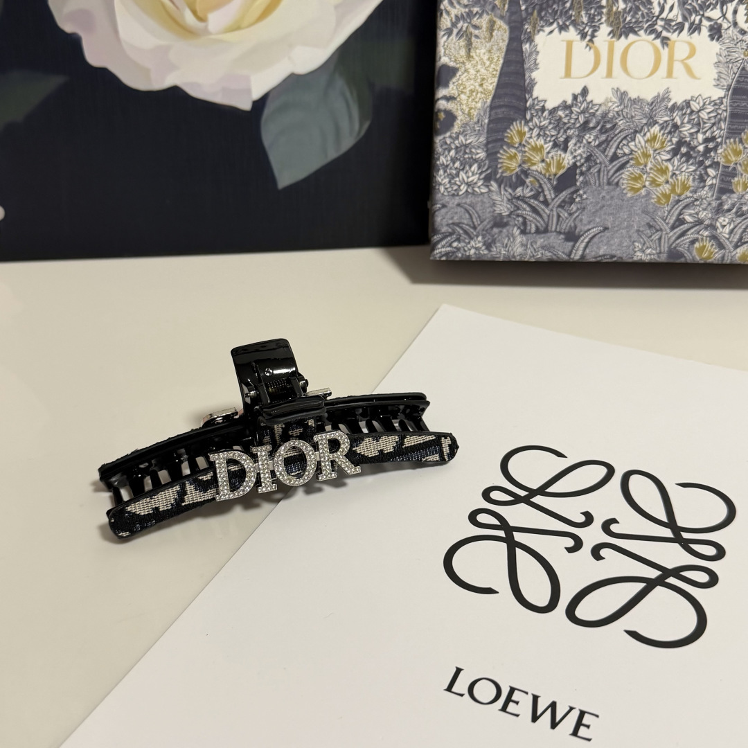 NO:769657,Special (single) with counter packaging DIOR (Dior) latest vintage vintage clip. Elegant girl is worth buying. Very easy to match. Temperament and taste. Hairpins, hairpins, dior, dior, hairpins19860909特（单个）配专柜包装 DIOR（迪奥）最新中古vintage复古抓夹 优雅的girl值得入手 非常好搭配 气质有品位发夹,发夹,dior,dior,hairpins,accessory