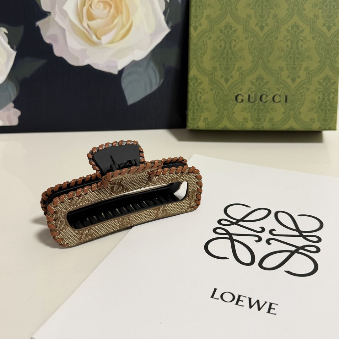 NO:769667,Special (single) with counter packaging Gucci (Gucci) latest vintage vintage clip. Elegant girl is worth buying. Very easy to match. Temperament and taste. Hairpins, hairpins, gucci, gucci, hairpins19860909特（单个）配专柜包装 Gucci（古驰）最新中古vintage抓夹 优雅的girl值得入手 非常好搭配 气质有品位发夹,发夹,gucci,gucci,hairpins,accessory