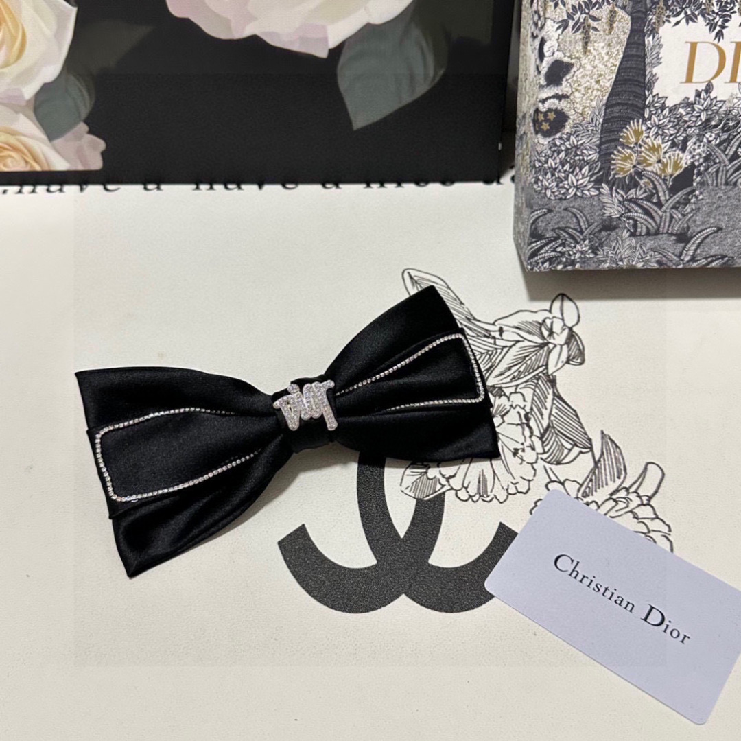 NO:769697,Specially equipped with counter packaging DIOR (Dior) latest bow medieval hardware rhinestone hairpin# Trust me!  A must-have item for everyone. This piece must be bought. It has a fairy-like appearance. The little fairy wants to keep it. Whoever wears it will look better~ Hairpins, hairpins, dior, dior, hairpins19860909特 配专柜包装 DIOR（迪奥）最新蝴蝶结中古五金水钻发夹# 信我！人手必备的单品 这件必须买 洋气神仙颜值 小仙女要收了它,谁戴谁好看～发夹,发夹,dior,dior,hairpins,accessory