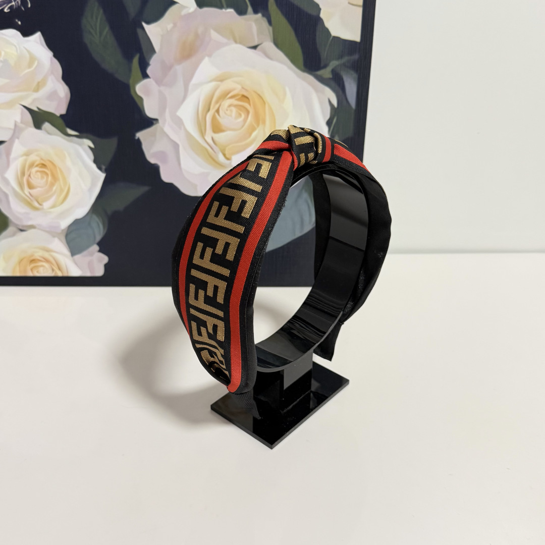 NO:769646,Specially equipped with counter packaging, FENDI's latest hairbands. Little fairies can get it now. Special material, no hair, salty or sweet ~ hairpins, hairpins, fendi, fendi, hairpins19860909特 配专柜包装 FENDI（芬迪)最新发箍 小仙女快入手 特殊材质 不嘞头 可盐可甜～发夹,发夹,fendi,fendi,hairpins,accessory