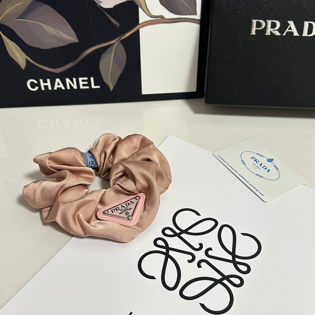 NO:769650,Special (single) with full set of packaging Prada's popular hair band, shipped from the counter. It looks very high-end at first glance. It is super versatile. You must keep your own hairpins, hairpins, prada, prada, hairpins.19860909特（单个）配全套包装 Prada（普拉达）爆款发圈,专柜款出货 一看就特别高档 超级百搭 必须自留发夹,发夹,prada,prada,hairpins,accessory