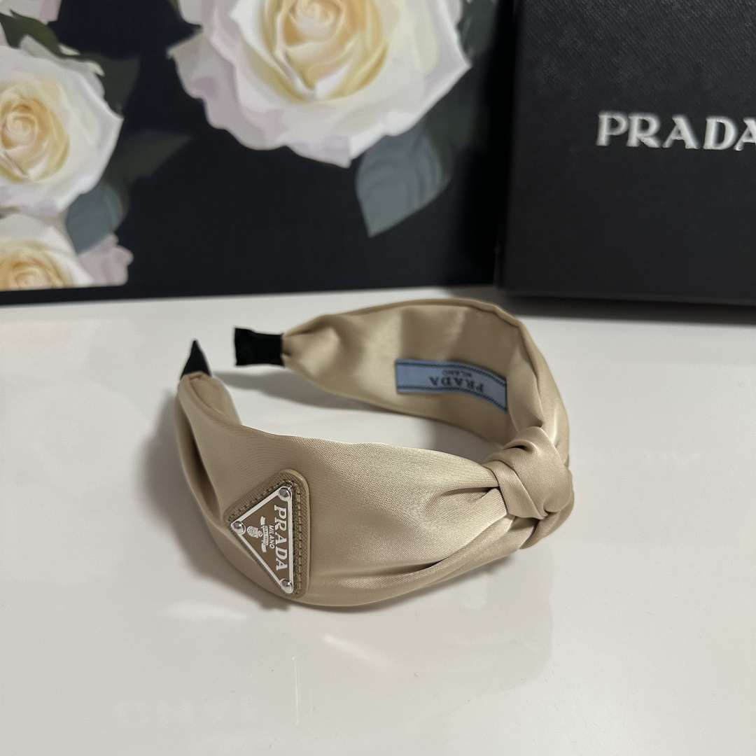 NO:769666,Specially equipped with special counter packaging, Prada's latest high-tech hairbands. Little fairies can get it now. Special materials. No hair. Can be salty or sweet ~ hairpins, hairpins, prada, prada, hairpins19860909特 配专柜包装 Prada（普拉达）最新高工发箍 小仙女快入手 特殊材质 不嘞头 可盐可甜～发夹,发夹,prada,prada,hairpins,accessory