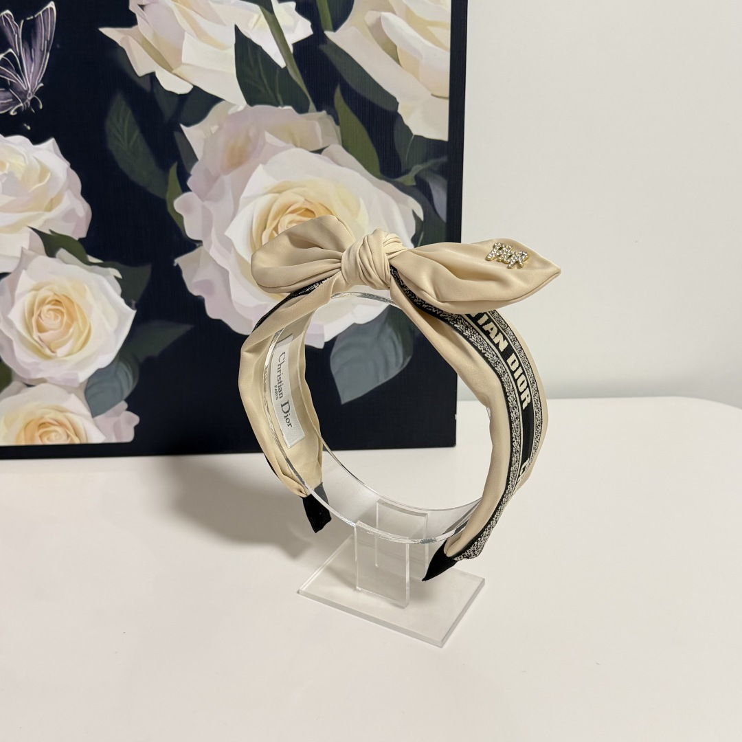 NO:769686,Specially equipped with counter packaging, DIOR's latest hairbands. Little fairies can get it now. Special materials. No hair. Can be salty or sweet ~ hairpins, hairpins, dior, dior, hairpins19860909特 配专柜包装 DIOR（迪奥）最新发箍 小仙女快入手 特殊材质 不嘞头 可盐可甜～发夹,发夹,dior,dior,hairpins,accessory