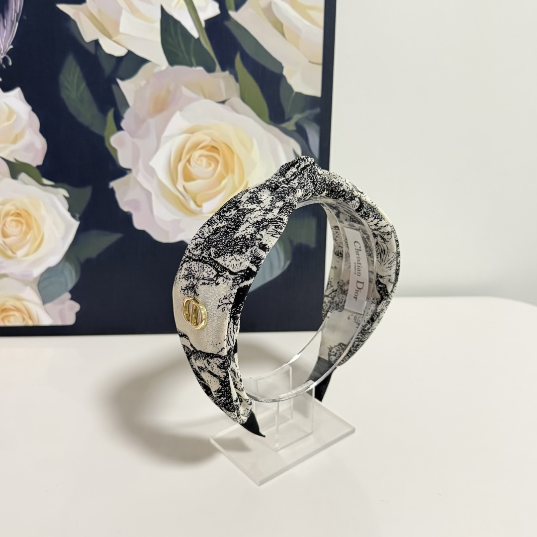NO:769696,Specially equipped with counter packaging, DIOR's latest hairbands. Little fairies can get it now. Special materials. No hair. Can be salty or sweet ~ hairpins, hairpins, dior, dior, hairpins19860909特 配专柜包装 DIOR（迪奥）最新发箍 小仙女快入手 特殊材质 不嘞头 可盐可甜～发夹,发夹,dior,dior,hairpins,accessory