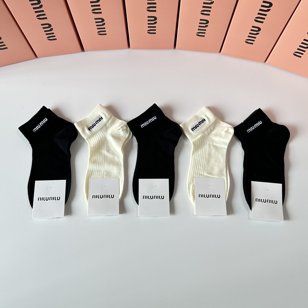 NO:767408,Specially equipped with counter packaging MiuMiu's new embroidered medium and short socks!  Five pairs in a box, synchronized tube socks at the counter, big brands going out on the street, must-have socks for fashionistas, stockings, socks, miumiu, socks19860909特 配专柜包装 MiuMiu（缪缪）新款刺绣中短筒袜堆堆袜袜子！一盒五双,专柜同步筒袜袜子,大牌出街,潮人必备超好搭袜子,丝袜,袜子,miumiu,socks,accessory