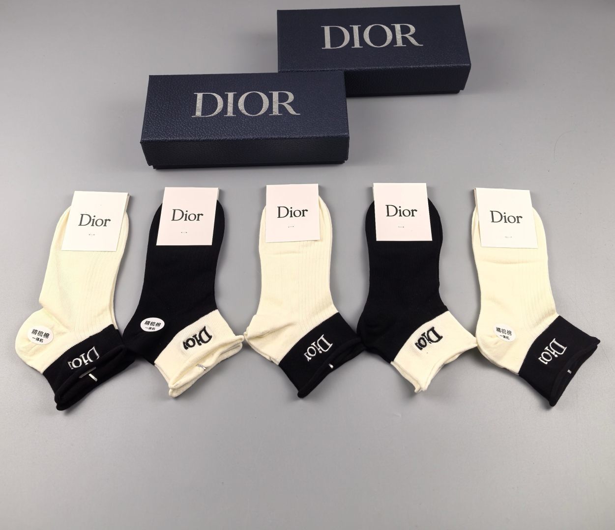 NO:767403,Special packaging Chanel (Chanel) new classic embroidered mid-length pile socks!  Five pairs in a box, counter-synchronized tube socks, big brands out on the street, a must-have for fashionistas, super easy to match. Socks, stockings, socks, chanel, chanel, socks19860909特 配包装 Chanel（香奈儿）新款经典刺绣中长款堆堆袜袜子！一盒五双, 专柜同步筒袜袜子,大牌出街,潮人必备超好搭.袜子,丝袜,袜子,chanel,chanel,socks,accessory