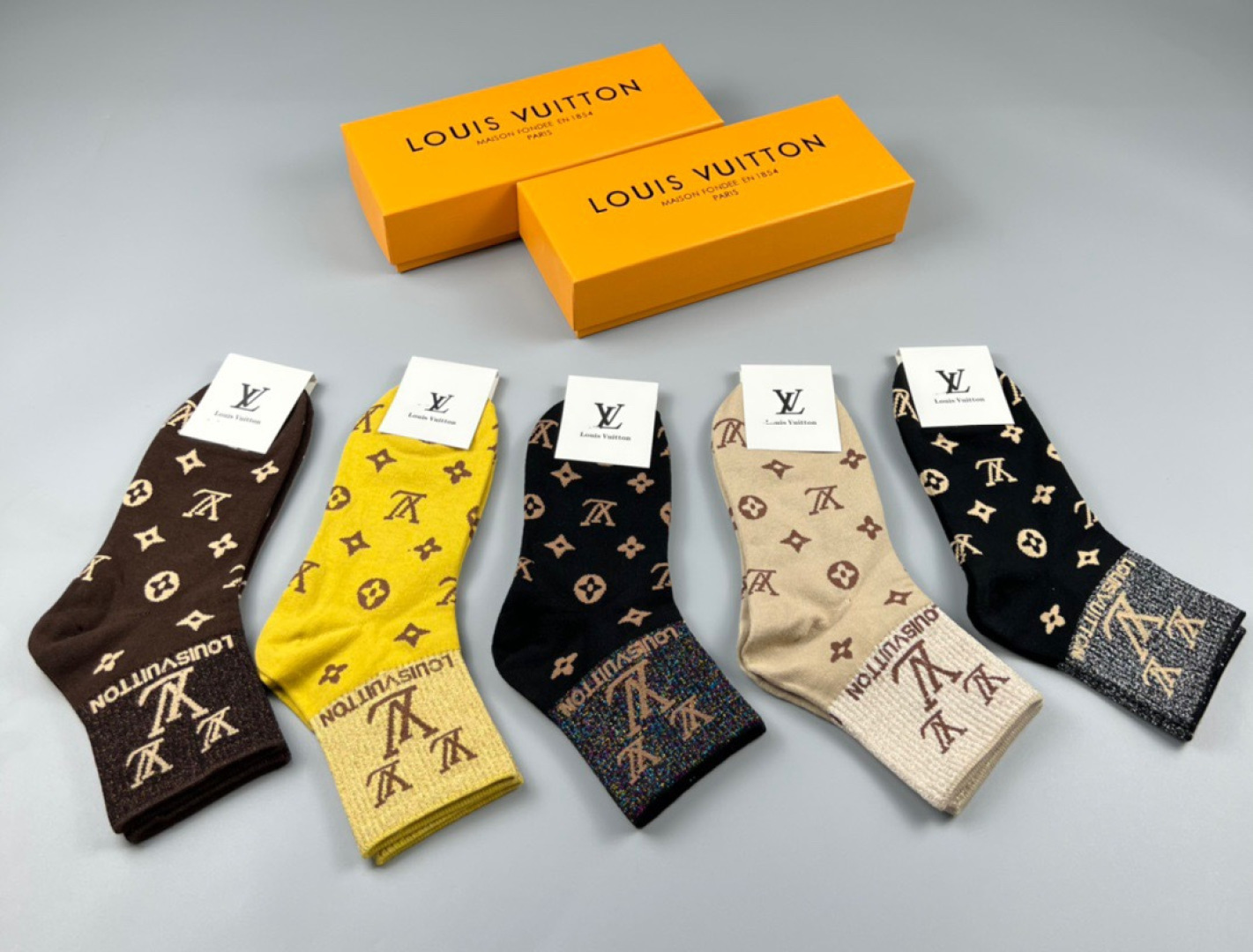 NO:767426,Special counter packaging LV (Louis Vuitton) new mid-length pile socks!  Five pairs in a box, synchronized tube socks at the counter, big brands going out on the street, must-have socks for fashionistas, stockings, socks, louis vuitton, louis vuitton, socks19860909特配专柜包装 LV（路易威登）新款中长款堆堆袜袜子！一盒五双,专柜同步筒袜袜子,大牌出街,潮人必备超好搭袜子,丝袜,袜子,louis vuitton,louis vuitton,socks,accessory