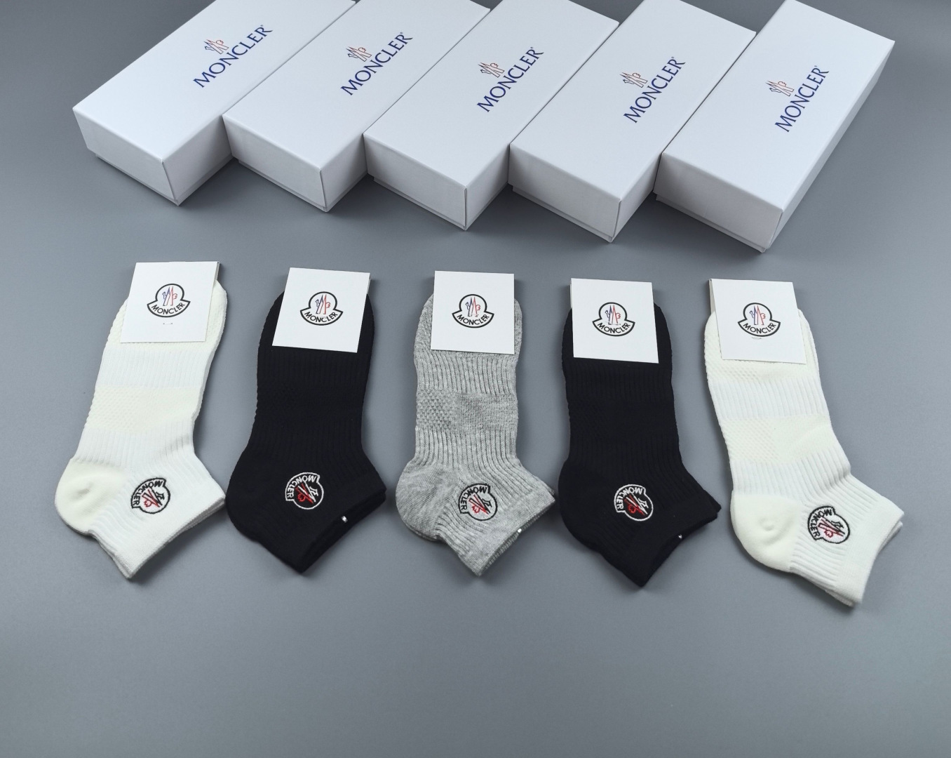 NO:767443,Specially packaged MONCLER's new classic embroidered short and medium style pile socks!  Five pairs in a box, counter-synchronized tube socks, big brands out on the street, a must-have for fashionistas, super easy to match. Socks, stockings, socks, Moncler, socks19860909特 配包装 MONCLER（蒙口）新款经典刺绣中短款堆堆袜袜子！一盒五双, 专柜同步筒袜袜子,大牌出街,潮人必备超好搭.袜子,丝袜,袜子,Moncler,socks,accessory