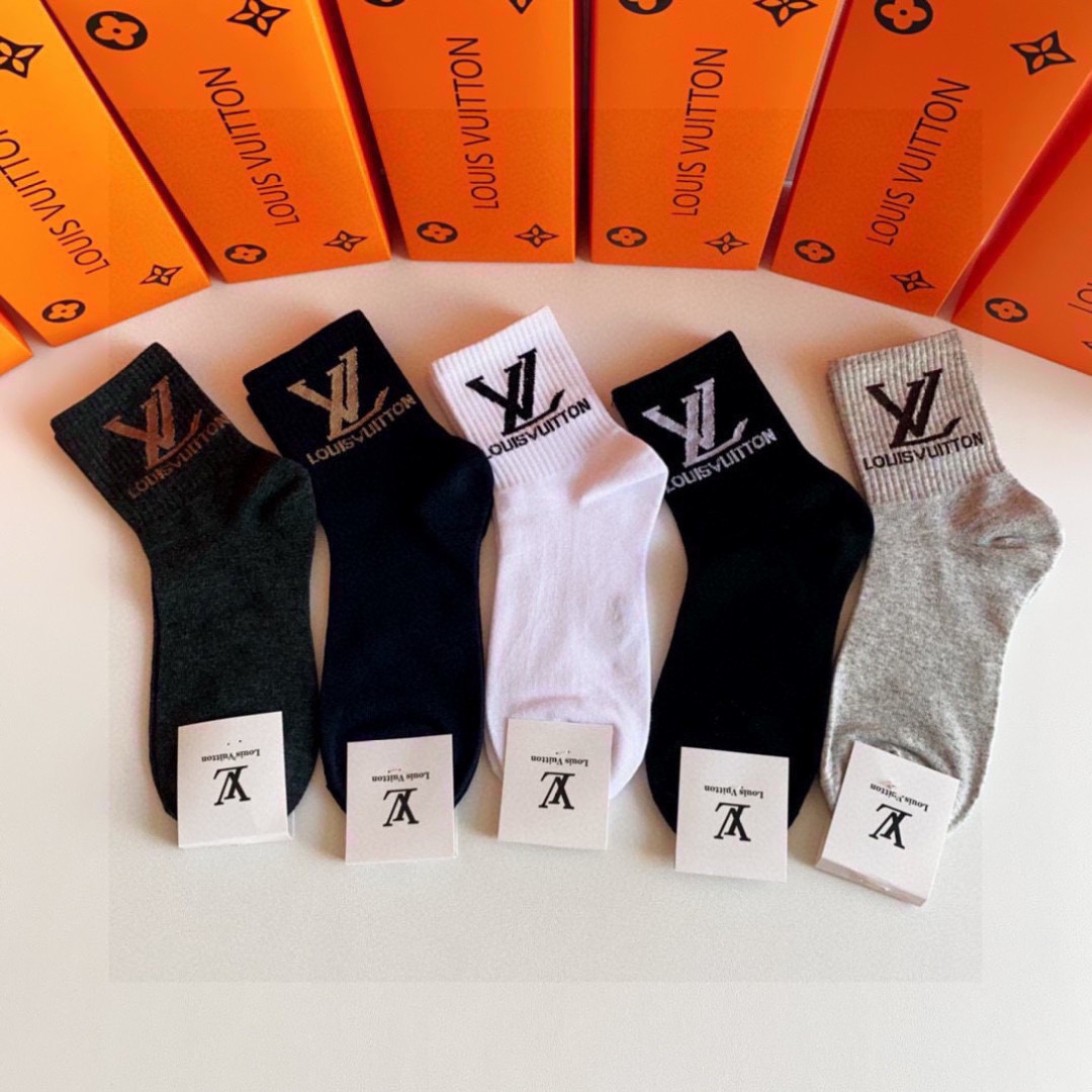 NO:767498,Specially packaged LV (Louis Vuitton) new classic mid-length pile socks!  Five pairs in a box, counter-synchronized tube socks, big brands out on the street, a must-have for fashionistas, super easy to match. Socks, stockings, socks, louis vuitton, louis vuitton, socks19860909特 配包装 LV（路易威登）新款经典中长款堆堆袜袜子！一盒五双, 专柜同步筒袜袜子,大牌出街,潮人必备超好搭.袜子,丝袜,袜子,louis vuitton,louis vuitton,socks,accessory
