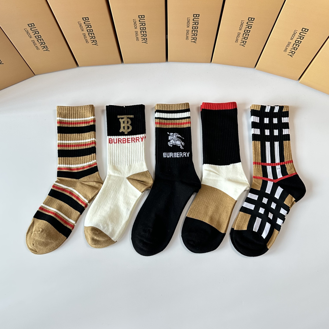 NO:767516,Specially packaged Burberry's new mid-length pile socks!  Five pairs in a box, counter-synchronized tube socks, big brands out on the street, fashionable people must have super matching socks, stockings, socks, burberry, burberry, socks19860909特 配包装 Burberry（巴宝莉）新款中长款堆堆袜袜子！一盒五双, 专柜同步筒款袜子,大牌出街,潮人必备超好搭袜子,丝袜,袜子,burberry,burberry,socks,accessory