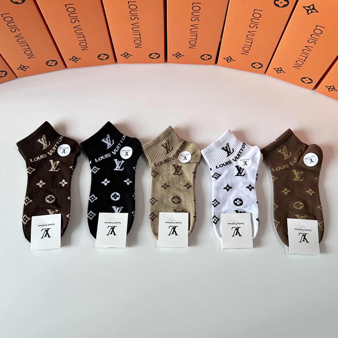 NO:767572,Specially packaged LV (Louis Vuitton) new classic short and medium style pile socks!  Five pairs in a box, counter-synchronized tube socks, big brands out on the street, a must-have for fashionistas, super easy to match. Socks, stockings, socks, louis vuitton, louis vuitton, socks19860909特配包装 LV（路易威登）新款经典中短款堆堆袜袜子！一盒五双, 专柜同步筒袜袜子,大牌出街,潮人必备超好搭.袜子,丝袜,袜子,louis vuitton,louis vuitton,socks,accessory