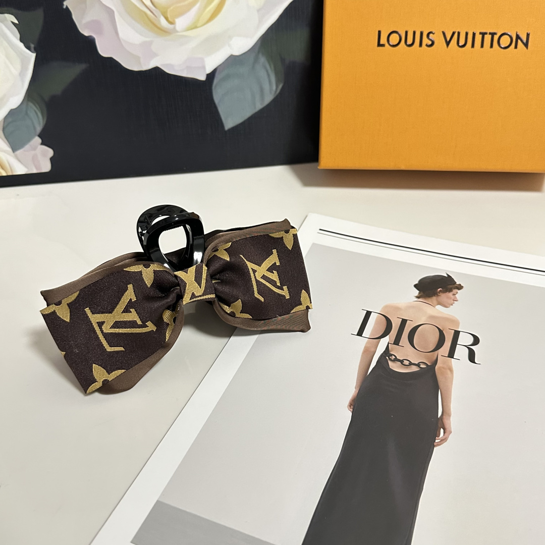 NO:770340,Specially equipped with counter packaging, LV (Louis Vuitton)'s latest hot style is here. Second-hand vintage vintage clip. Elegant girl is worth buying. Very easy to match. Temperament and tasteful hairpins, hairpins, louis vuitton, louis vuitton, hairpins.19860909特 配专柜包装 LV（路易威登）最新爆款来啦 中古vintage复古抓夹 优雅的girl值得入手 非常好搭配 气质有品位发夹,发夹,louis vuitton,louis vuitton,hairpins,accessory