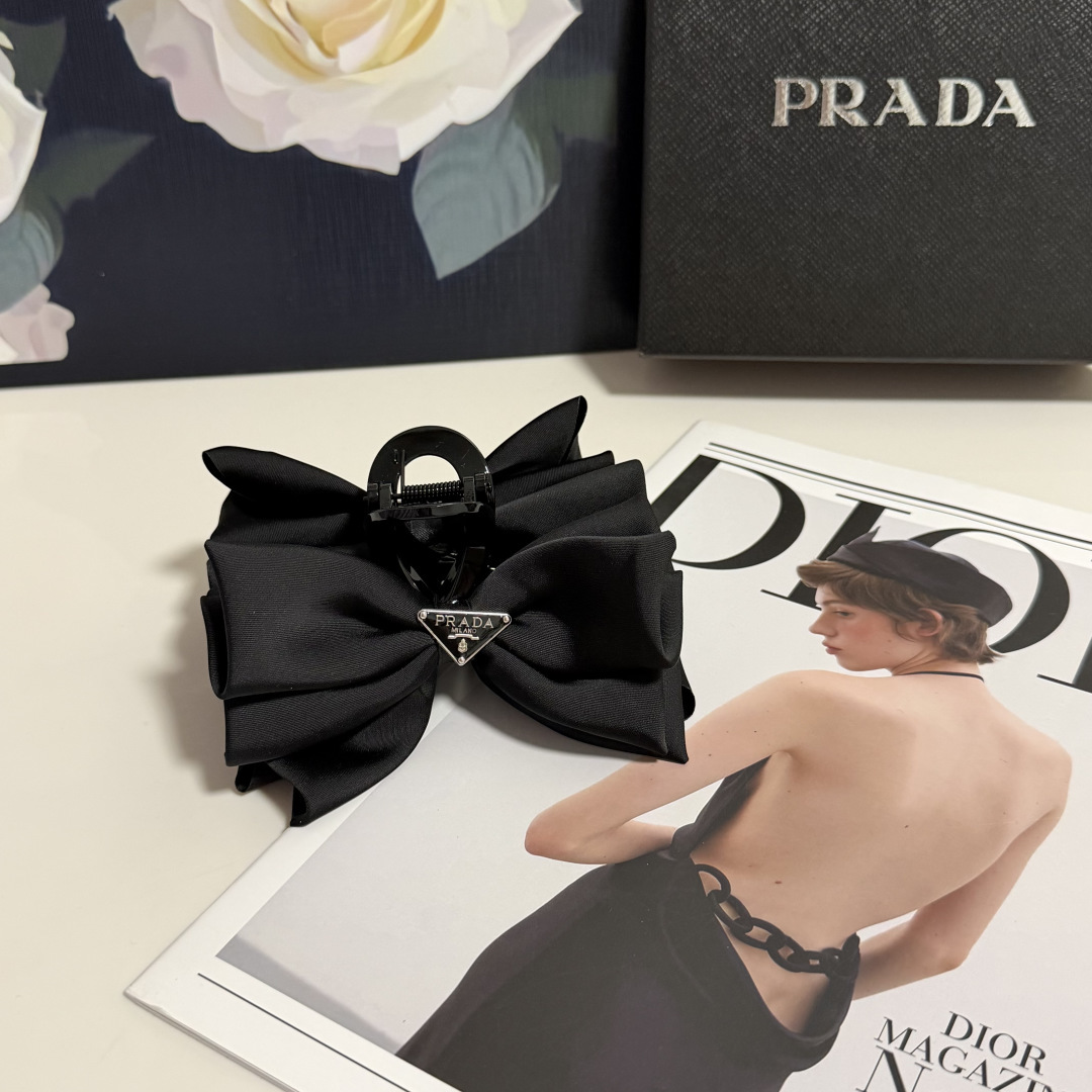 NO:770344,Special (single) with counter packaging Prada's latest vintage vintage clip. Elegant girl is worth buying. Very easy to match. Temperament and taste. Hairpins, hairpins, prada, prada, hairpins19860909特（单个）配专柜包装 Prada（普拉达）最新中古vintage抓夹 优雅的girl值得入手 非常好搭配 气质有品位发夹,发夹,prada,prada,hairpins,accessory